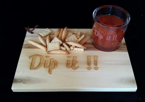 Dip it plank met glazen sauskommetje