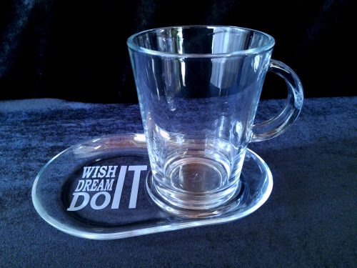 Theeglas op schotel