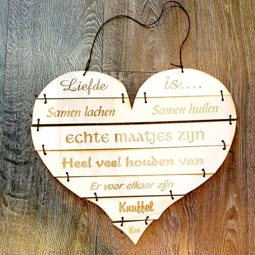 houten hart liefde gegraveerd