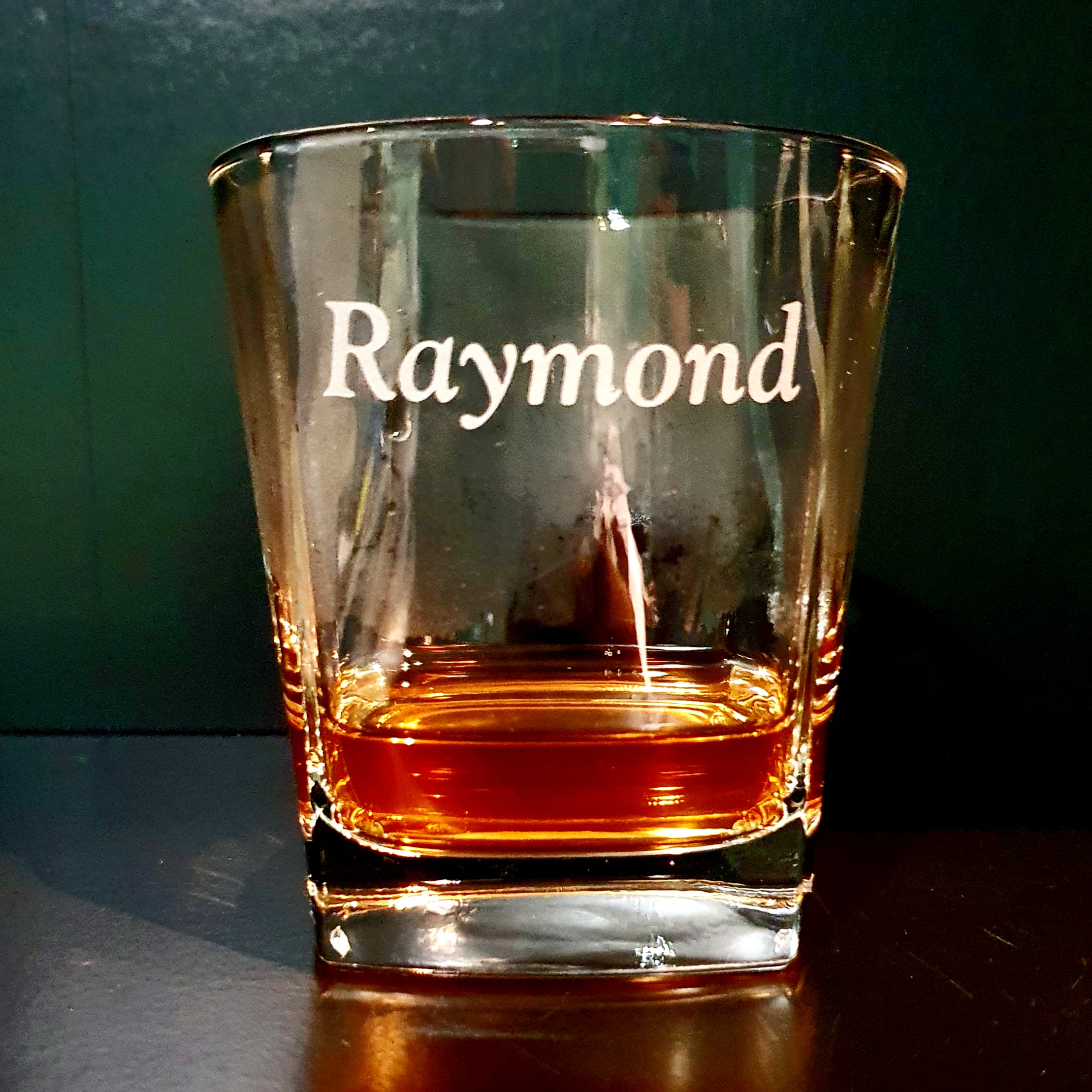 schudden Regulatie Gek Vierkant whisky glas met naam gegraveerd - Bijzondergemaakt