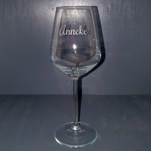 wijnglas-met-naam-gegraveerd-sierlijk