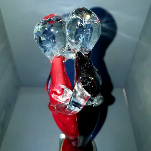 De Omhelzing, glazen paar in rood en zwart - Afbeelding 2