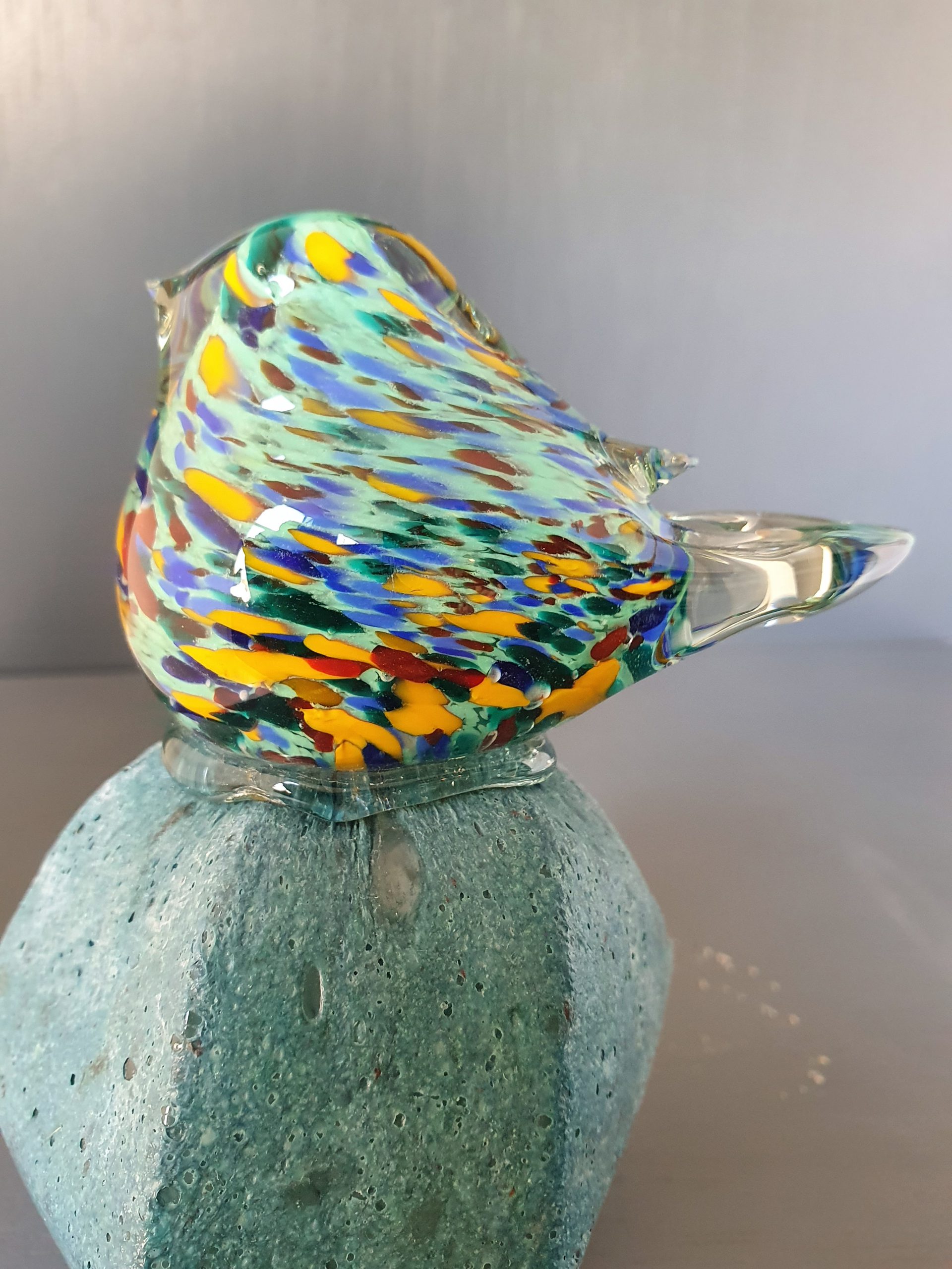 Glazen vogel op een steen - Bijzondergemaakt