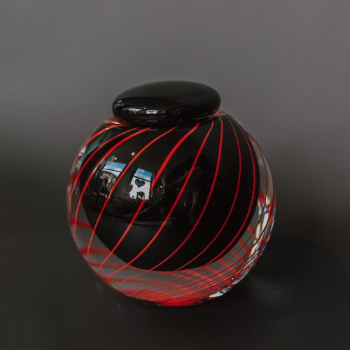 in-memoriam-glazen-zwarte-urn-met-rode-spiraal-graveren