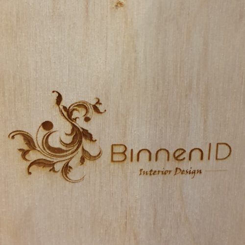 houten wijnkist graveren detail logo