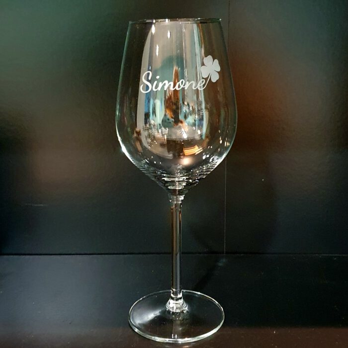 rode-wijnglas-naam-graveren-met -klavertjevier
