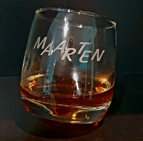 whiskyglas met ronde bodem en eigen naam