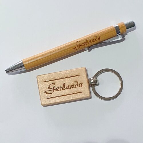 houten pen en sleutelhanger