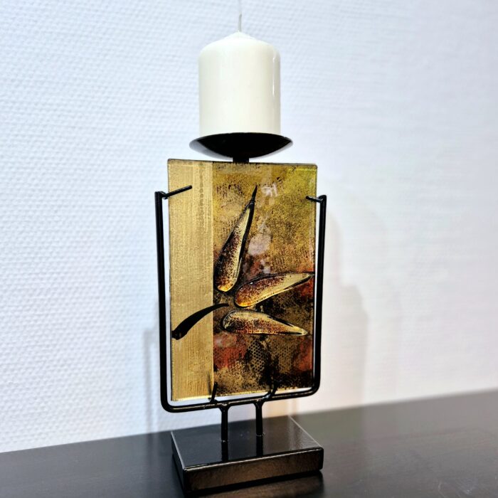 Kandelaar een gouden blad