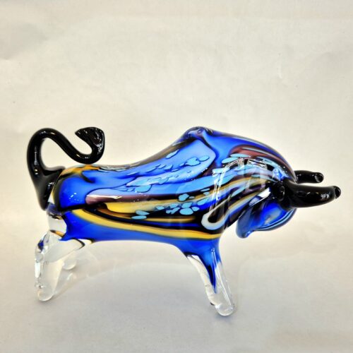 Stier van massief gekleurd glas.