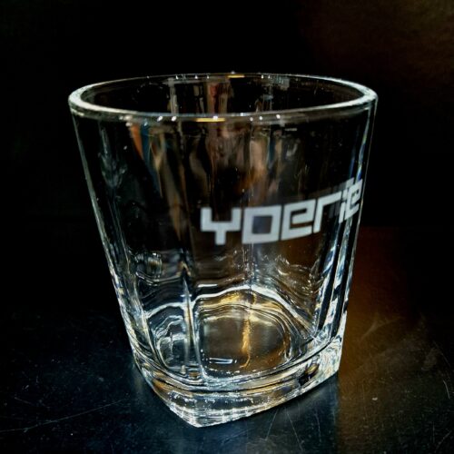 vierkant rumglas met gravure