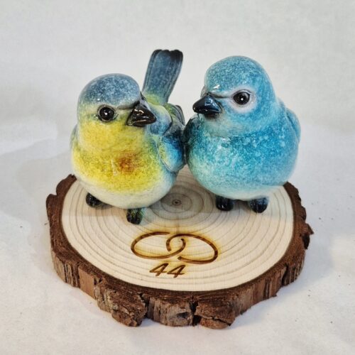 vogeltjes op een houten schijf trouwdag