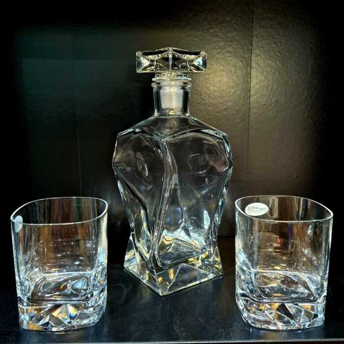 vierkante whiskykaraf met glazen