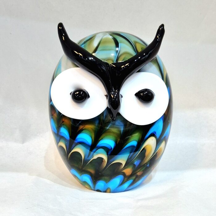 Een uil van gekleurd glas.