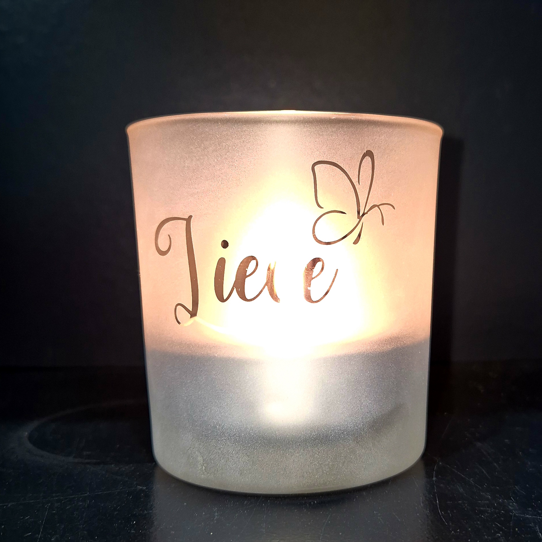 sfeerlicht met een vlinder en een naam