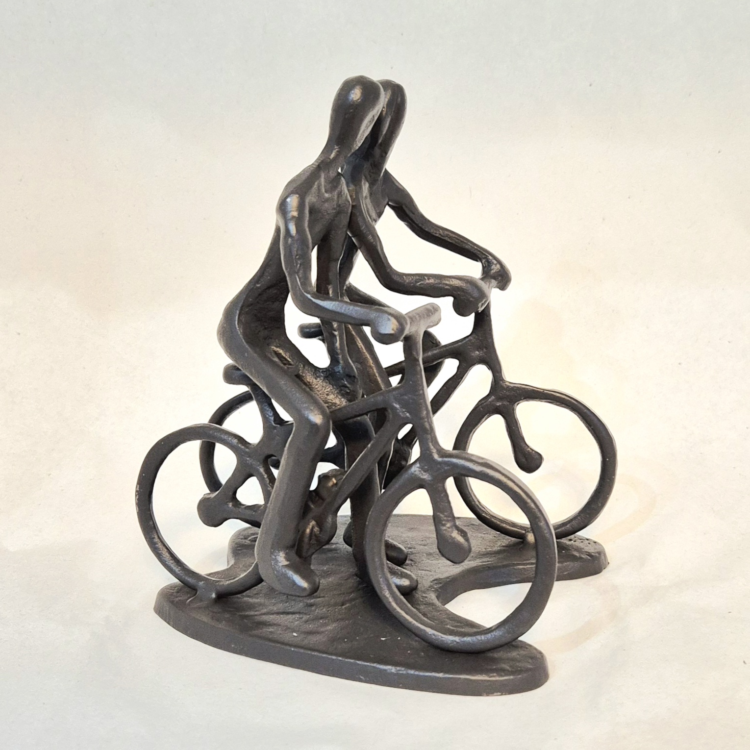 metaal beeld samen fietsen