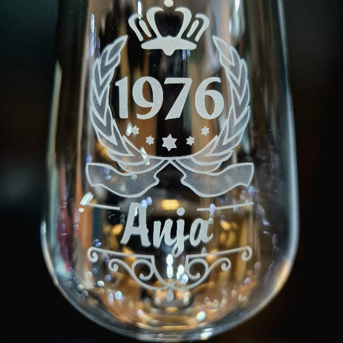 detail gravure op kristallen wijnglas kroonjaar.